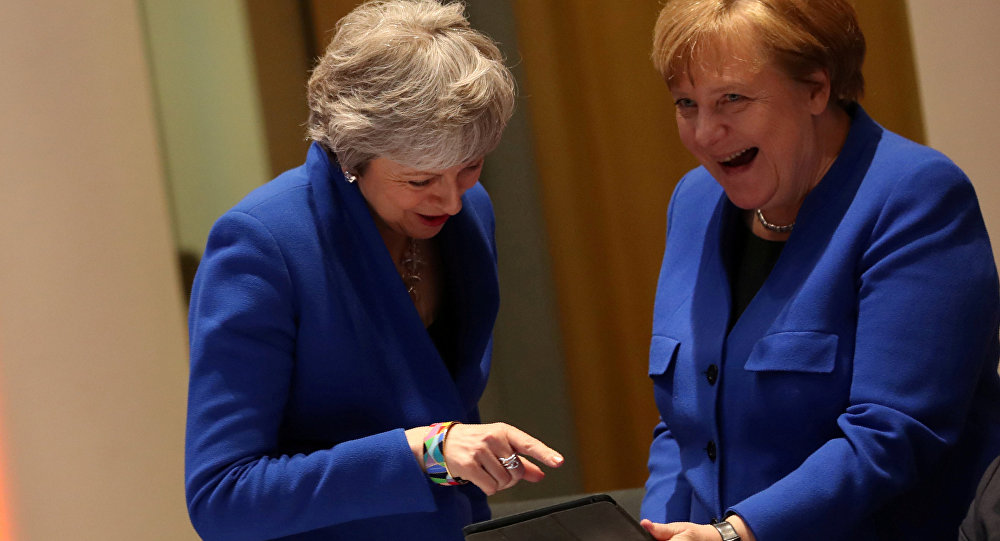 Merkel ile May den kahkaha manifestosu